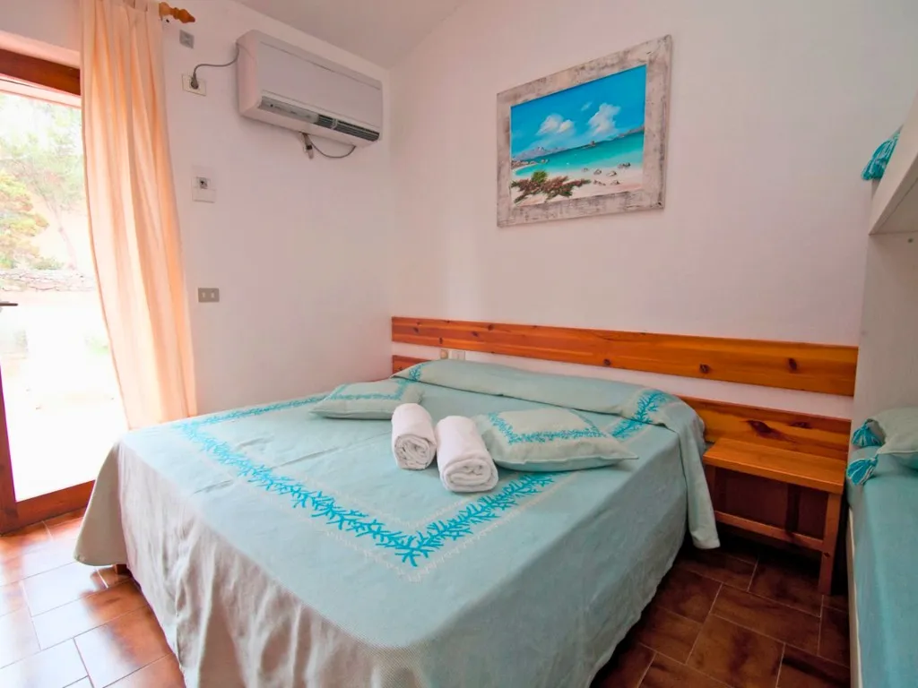Camera luminosa con letto matrimoniale, aria condizionata e uscita esterna